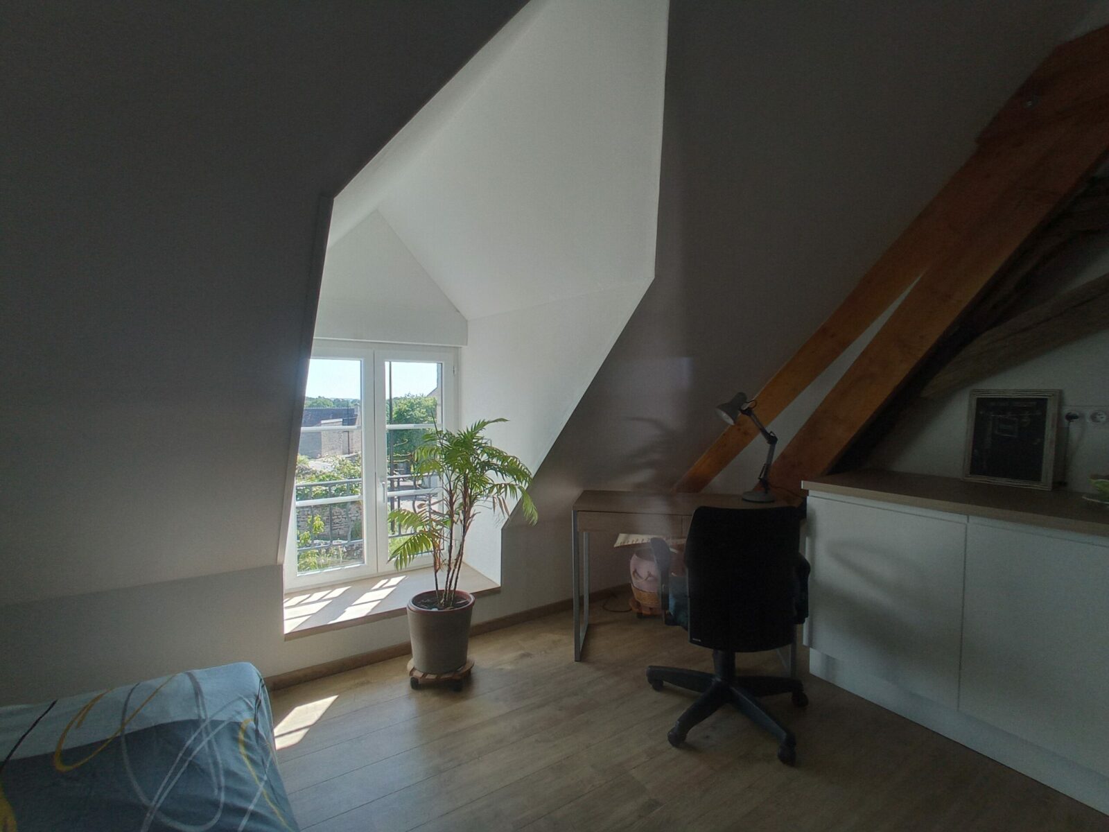 Nous sommes situés à la périphérie d’Alençon. Vous aurez d’un logement à la campagne dans un hameau de caractère.
Bénéficier d’un cadre tranquille et reposant tout en ayant magasins et infrastructure de transport à proximité.