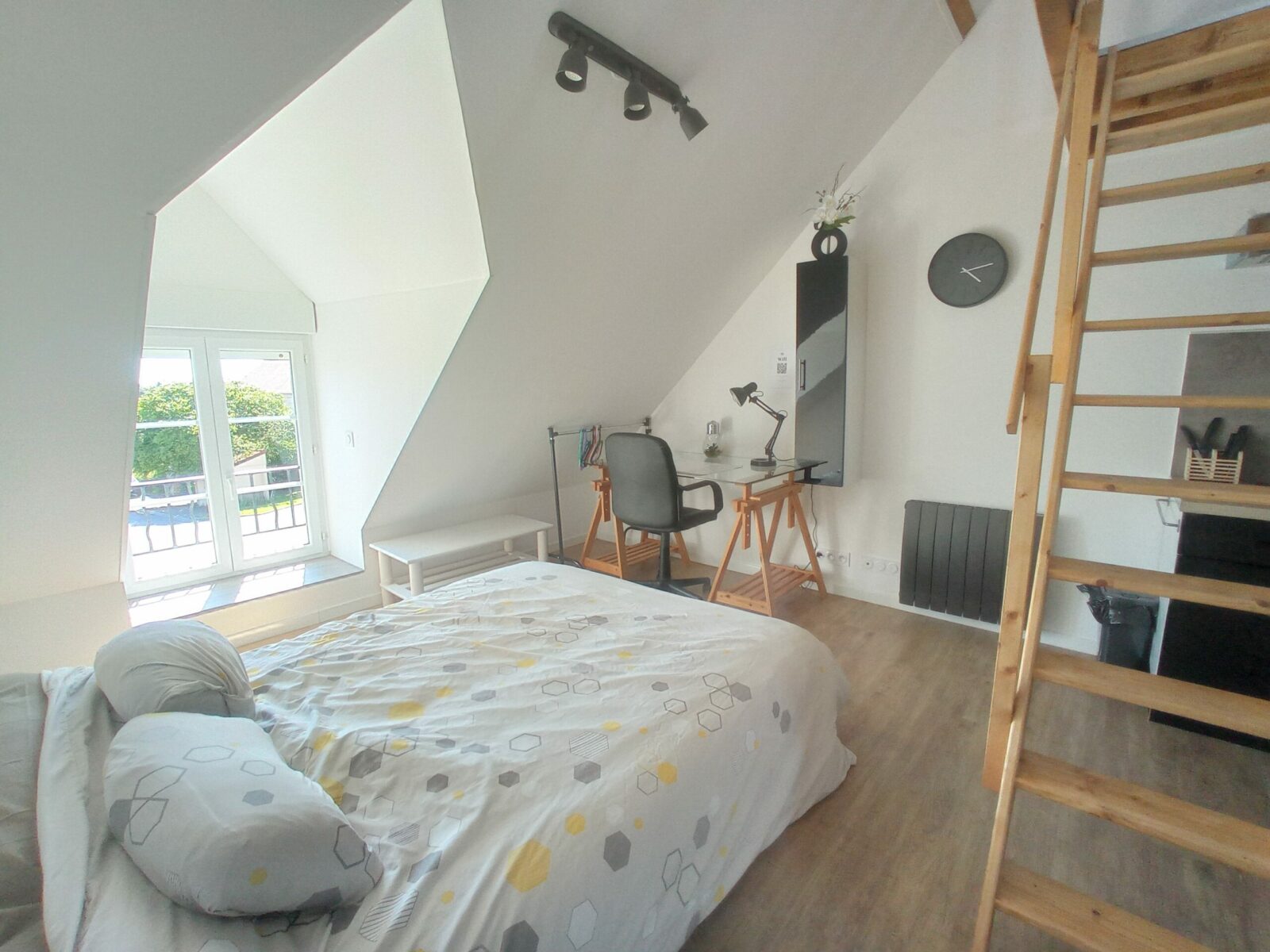 Nous sommes situés à la périphérie d’Alençon. Vous aurez d’un logement à la campagne dans un hameau de caractère.
Bénéficier d’un cadre tranquille et reposant tout en ayant magasins et infrastructure de transport à proximité.