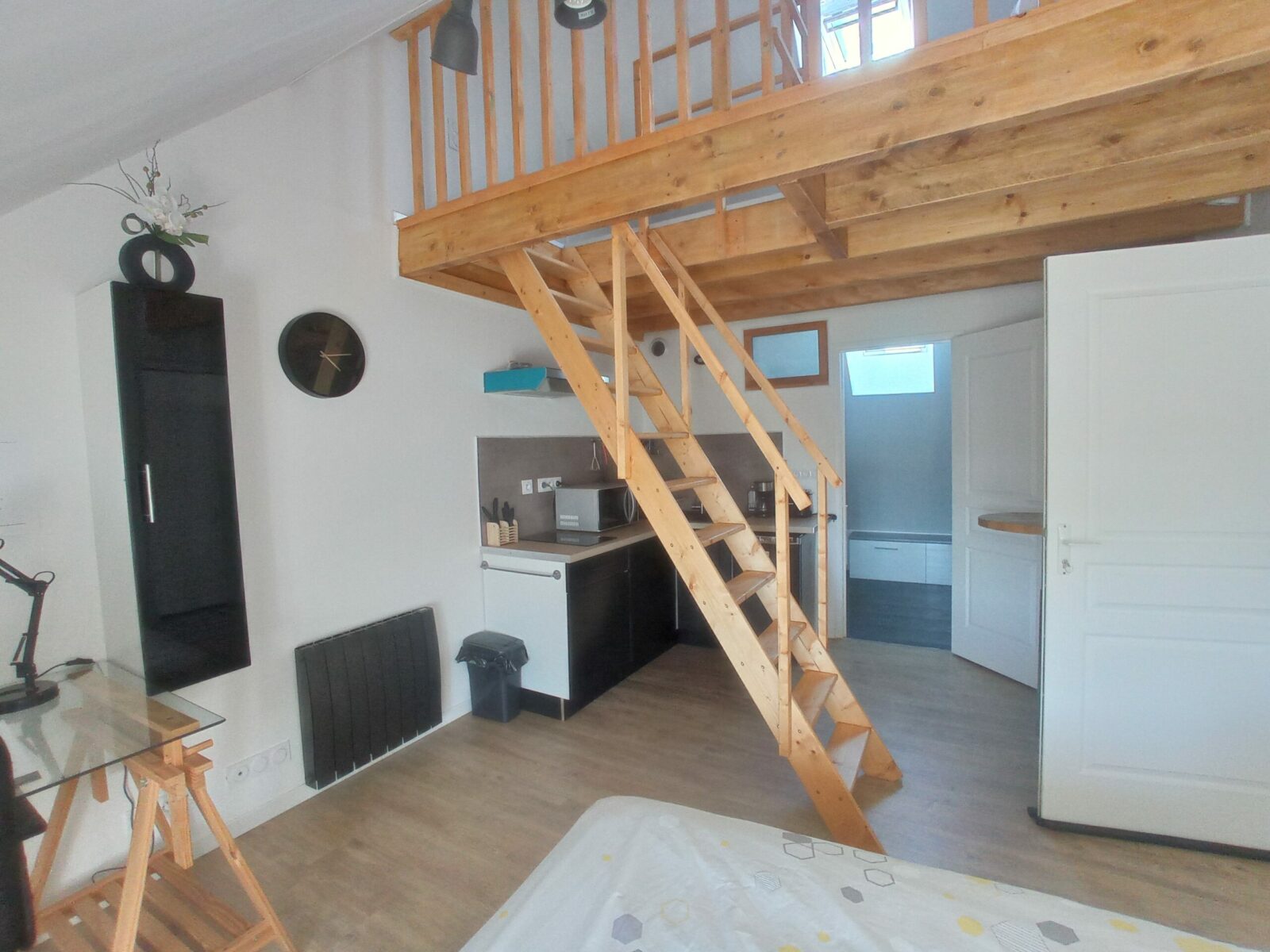 Nous sommes situés à la périphérie d’Alençon. Vous aurez d’un logement à la campagne dans un hameau de caractère.
Bénéficier d’un cadre tranquille et reposant tout en ayant magasins et infrastructure de transport à proximité.