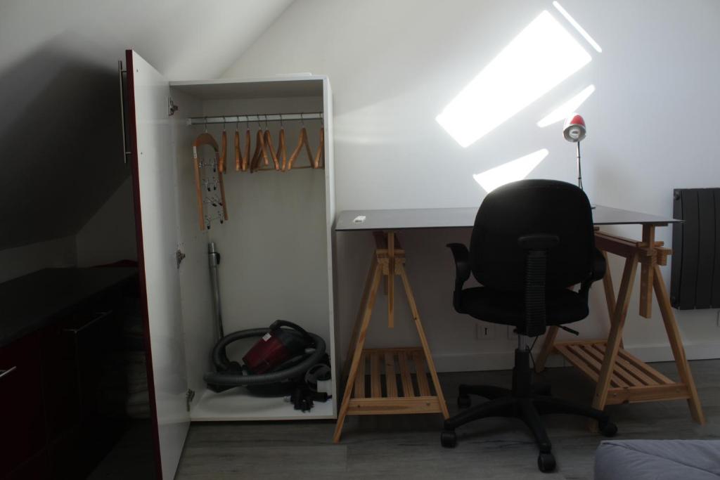 Nous sommes situés à la périphérie d’Alençon. Vous aurez d’un logement à la campagne dans un hameau de caractère.
Bénéficier d’un cadre tranquille et reposant tout en ayant magasins et infrastructure de transport à proximité.