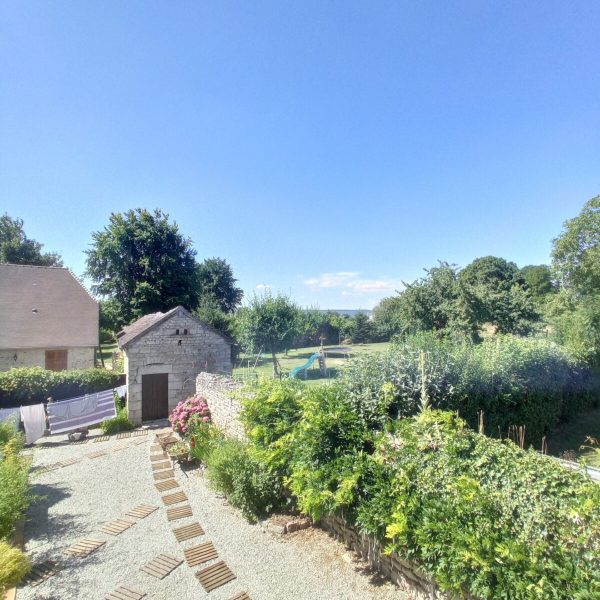 Nous sommes situés à la périphérie d’Alençon. Vous aurez d’un logement à la campagne dans un hameau de caractère.
Bénéficier d’un cadre tranquille et reposant tout en ayant magasins et infrastructure de transport à proximité.